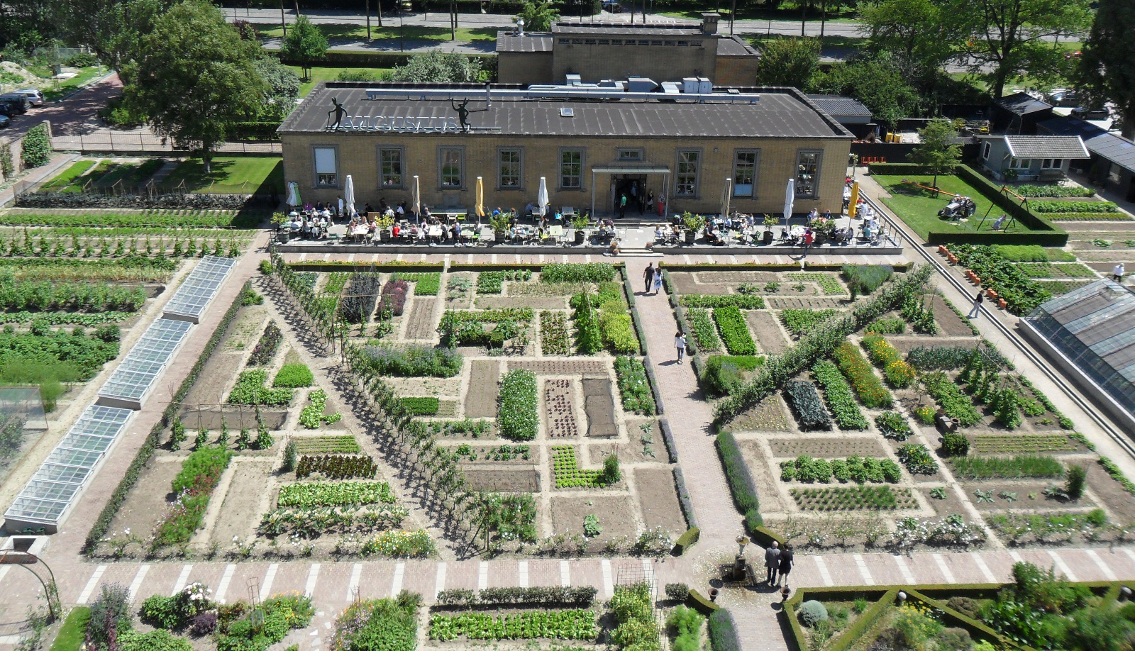 Tuinen Villa Augustus schuin